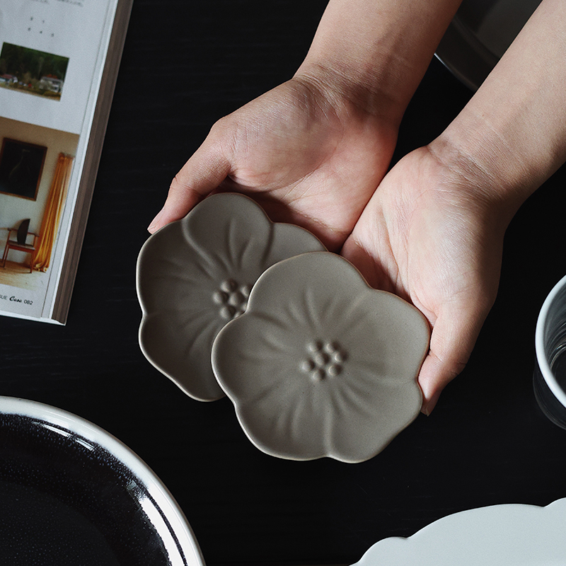 【瑕疵】sc咖色一人食-4寸小碟-山茶花2只 10×1.3cm