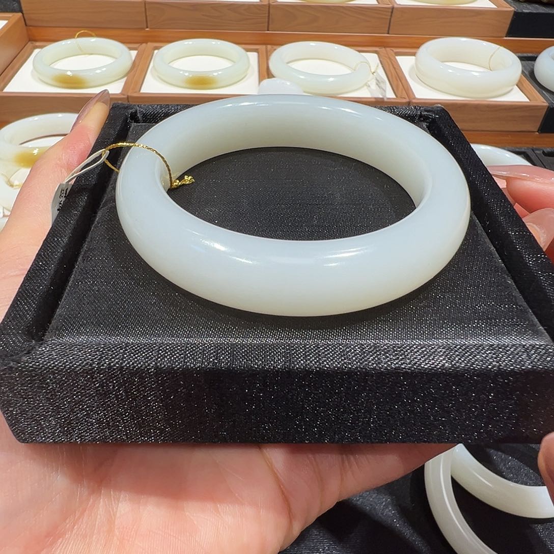 和田玉未镶嵌手镯