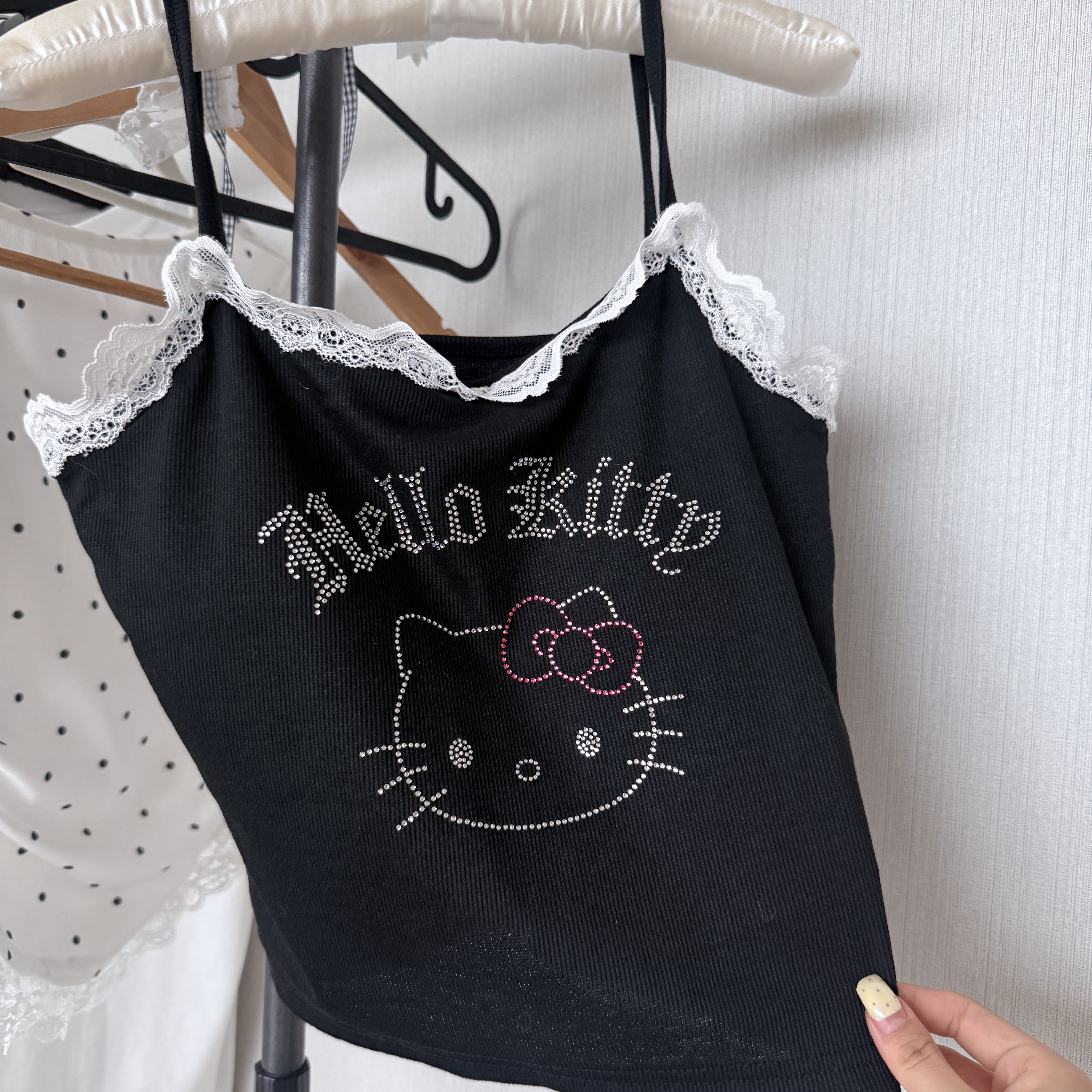 【东京限定】Hello Kitty 黑色LOGO水钻猫猫Kitty 黑色短袖 T恤