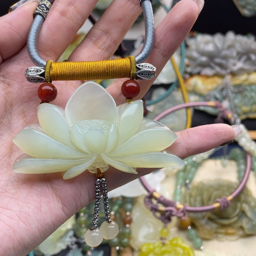 蛇纹石玉颈饰未镶嵌