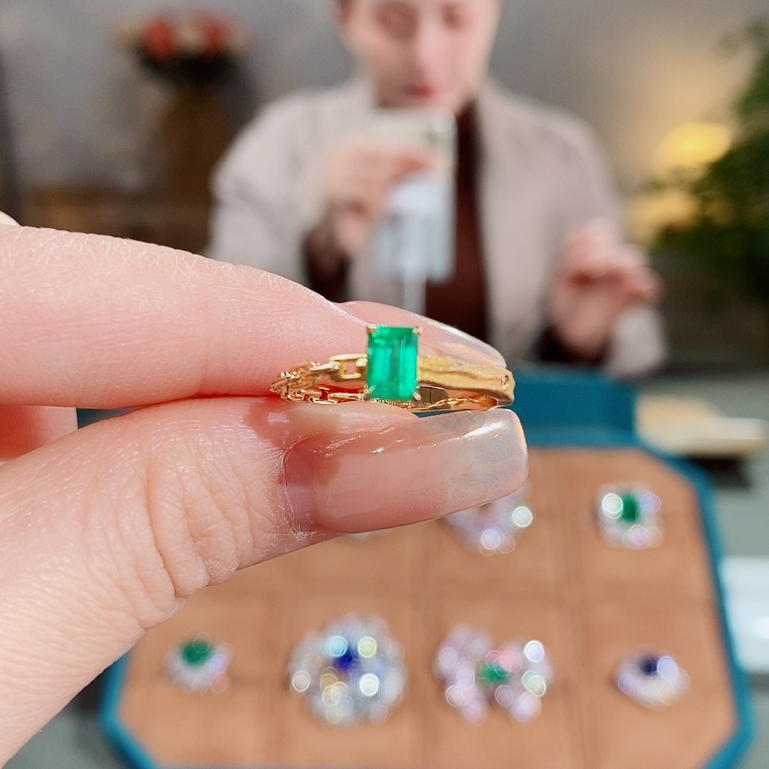 祖母绿戒指18K金镶嵌0.44ct