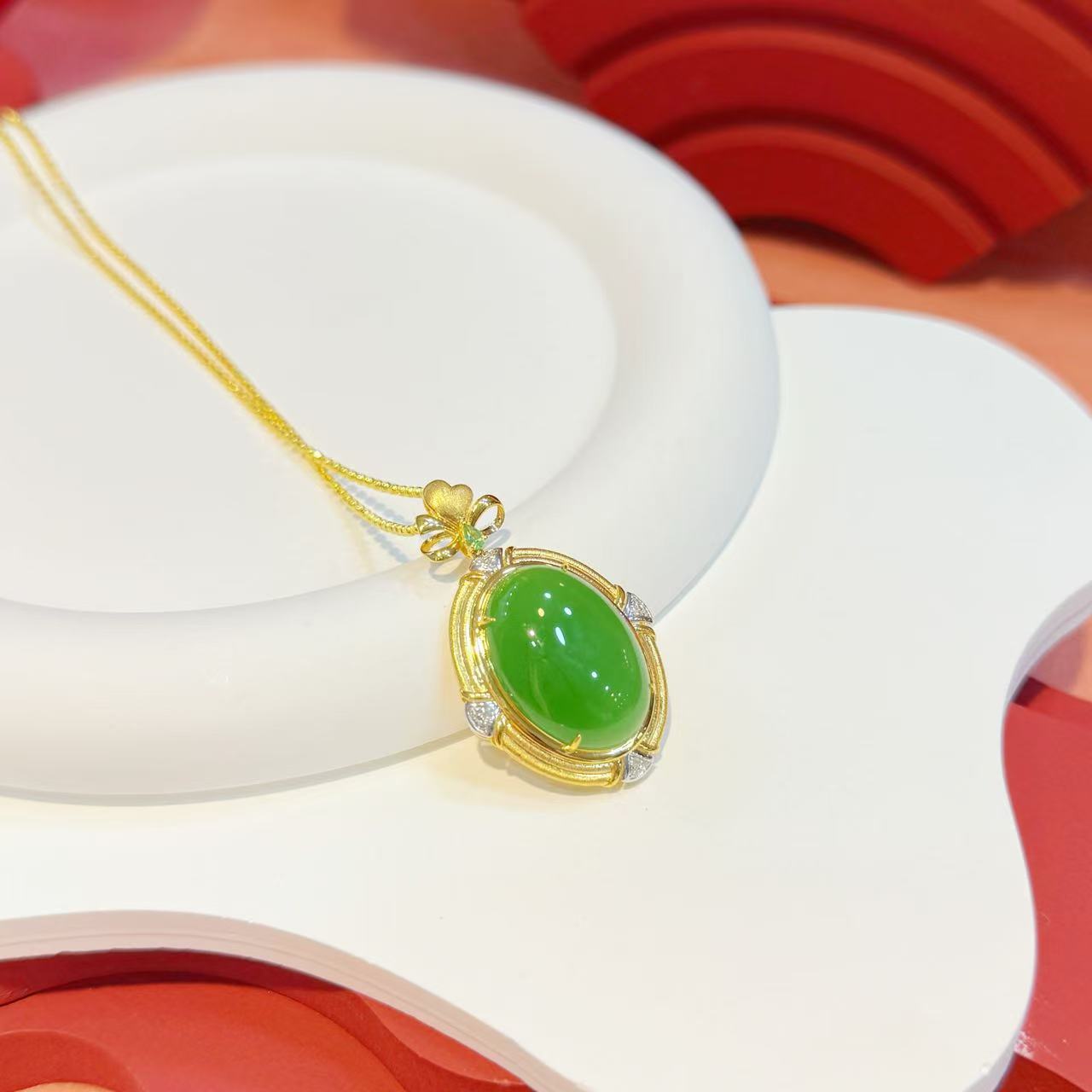 18K金爱心蝴蝶结双色镶嵌16*22mm和田玉苹果绿大旦面0000338