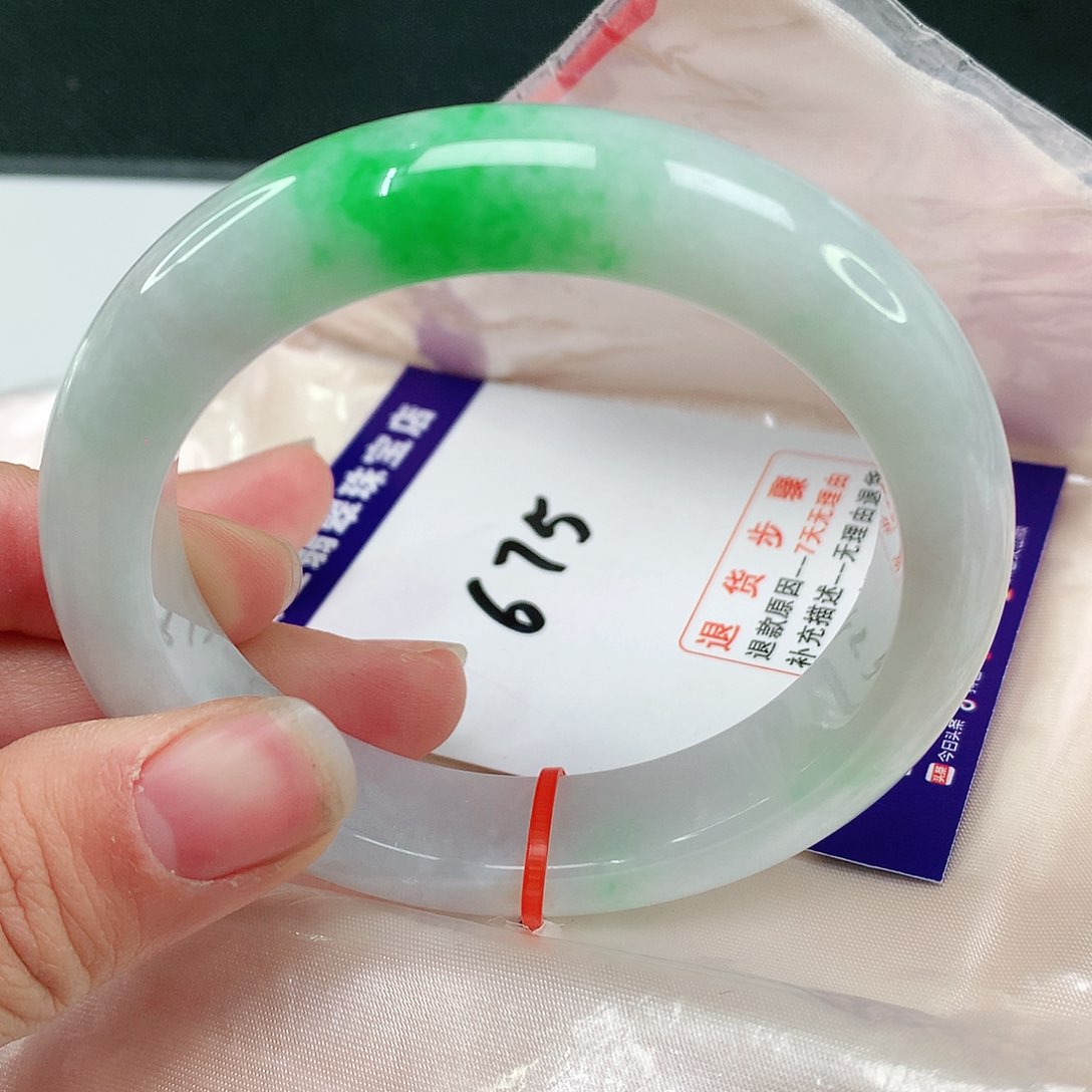 翡翠手镯未镶嵌翡翠