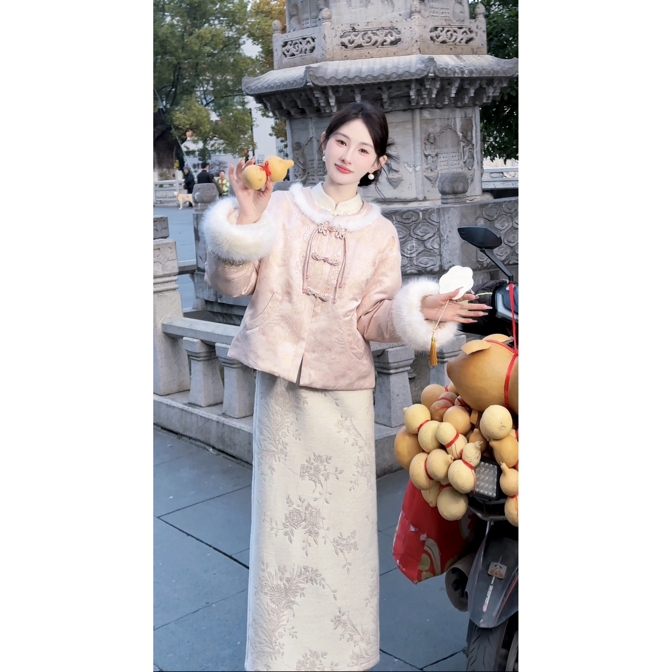 【周粥】【玉娆】2025新款水貂毛鸭绒刺绣提花保暖羽绒服预JJD5WT7041