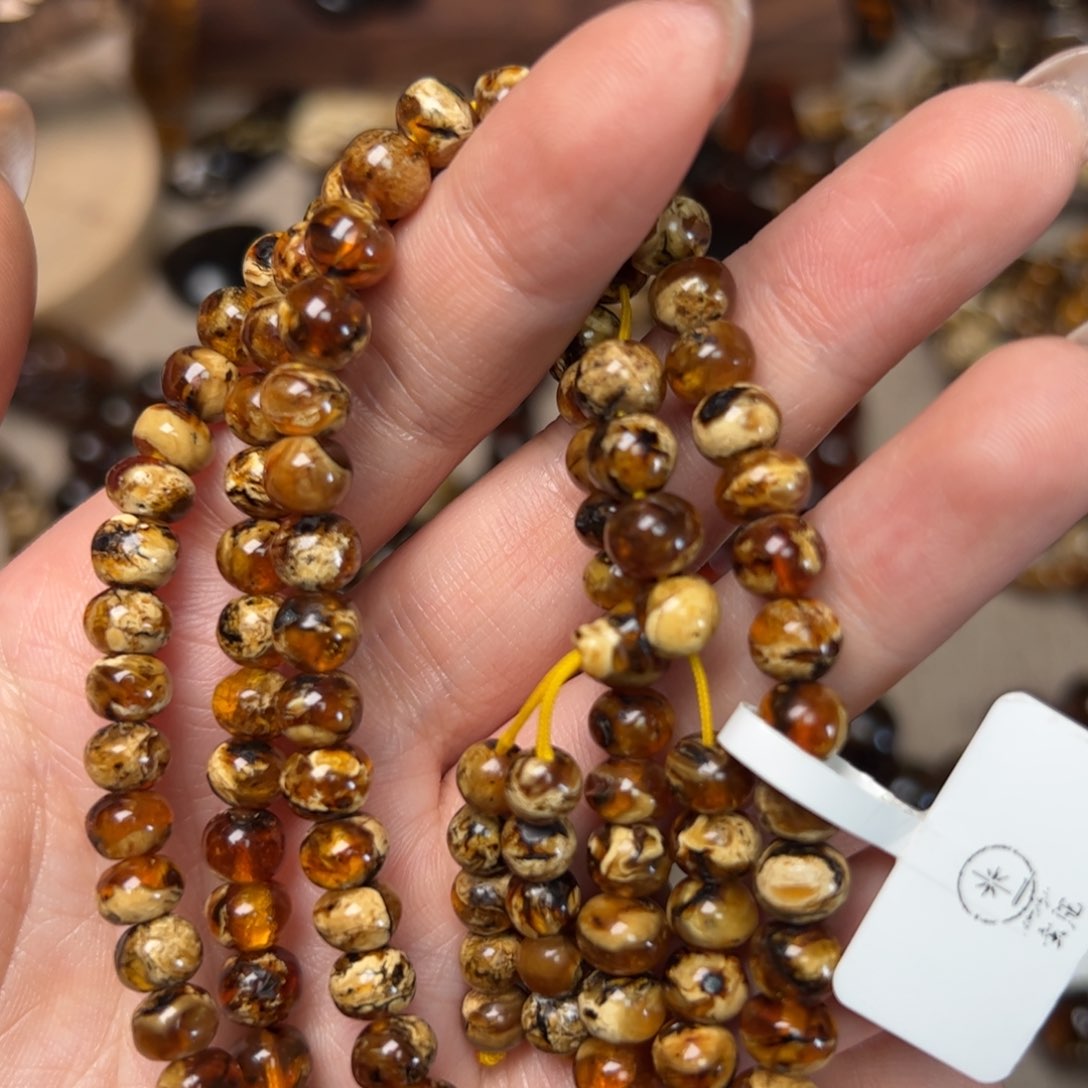 琥珀手链未镶嵌抚顺琥珀溶洞