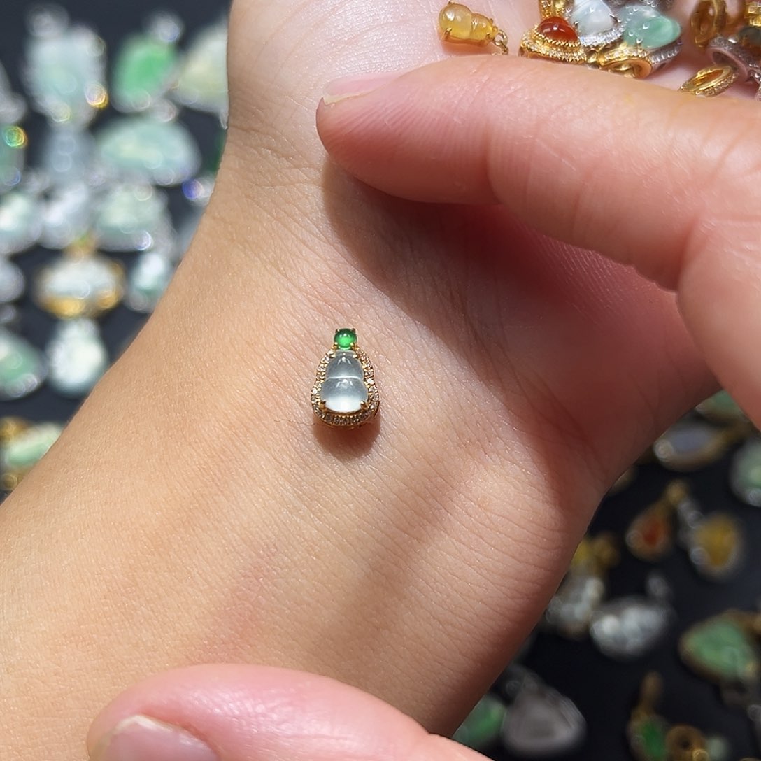 翡翠颈饰18K金镶嵌吊坠