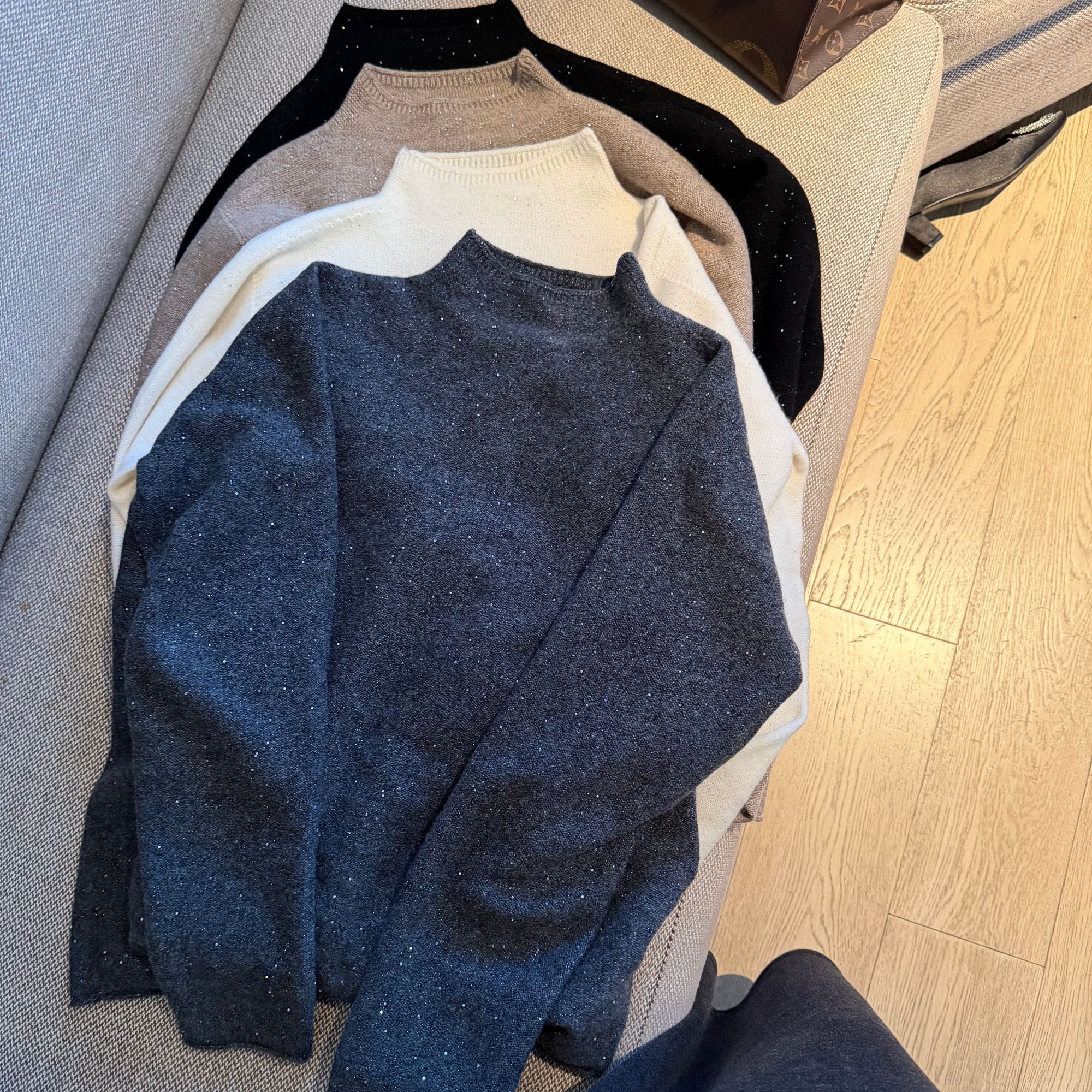 阿黎精选-------冬季显瘦保暖半高领亮片套头羊毛衫