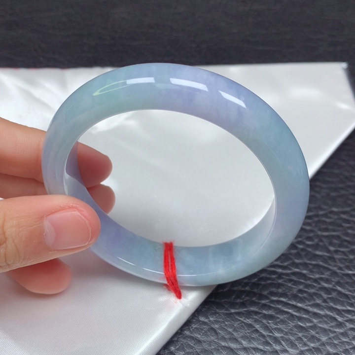 翡翠手镯未镶嵌。