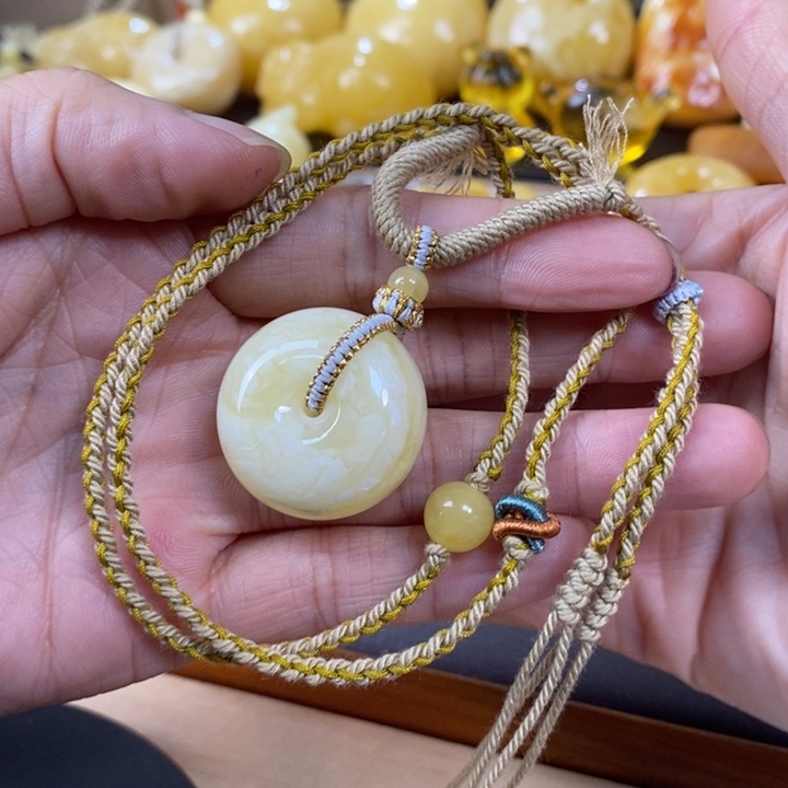 琥珀裸石未镶嵌平安扣