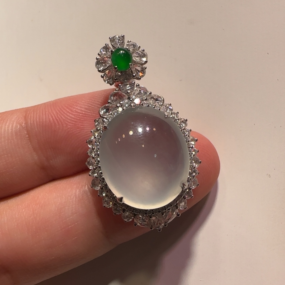 翡翠18K金镶嵌颈饰吊坠