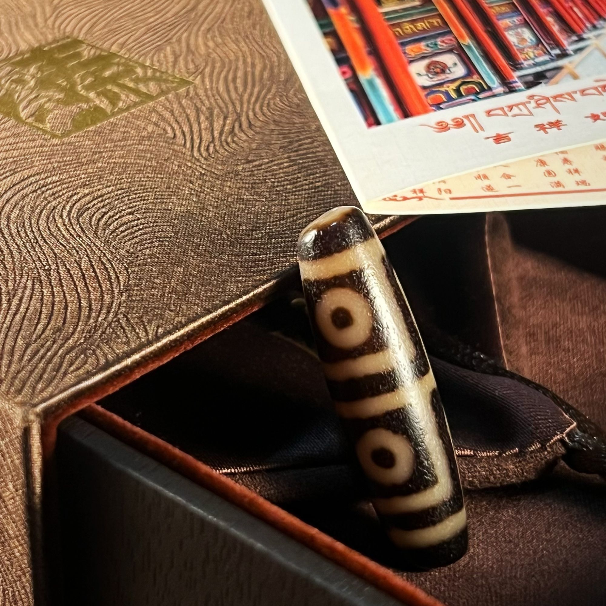 台湾工艺曲贡全手工仿老牙黄地门四眼镶蚀玛瑙珠