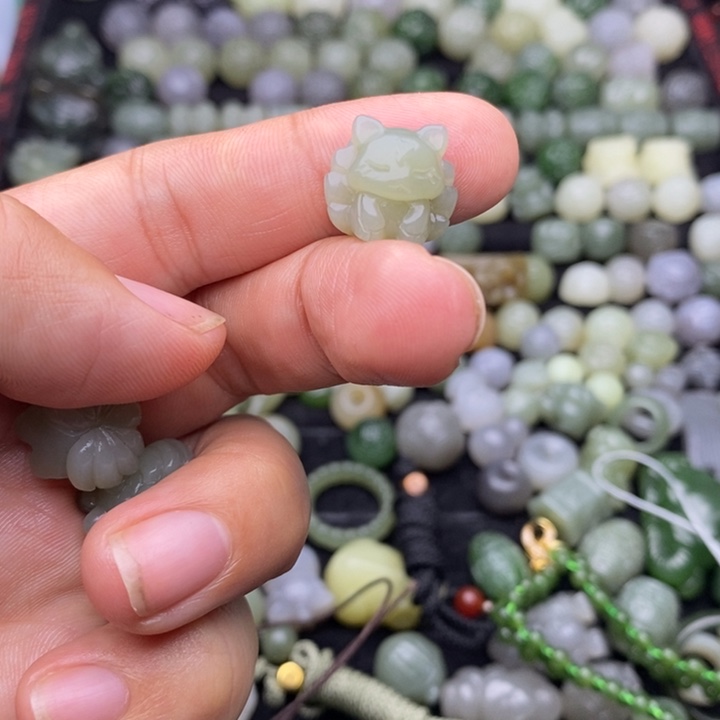 小***桃和田玉未镶嵌颈饰