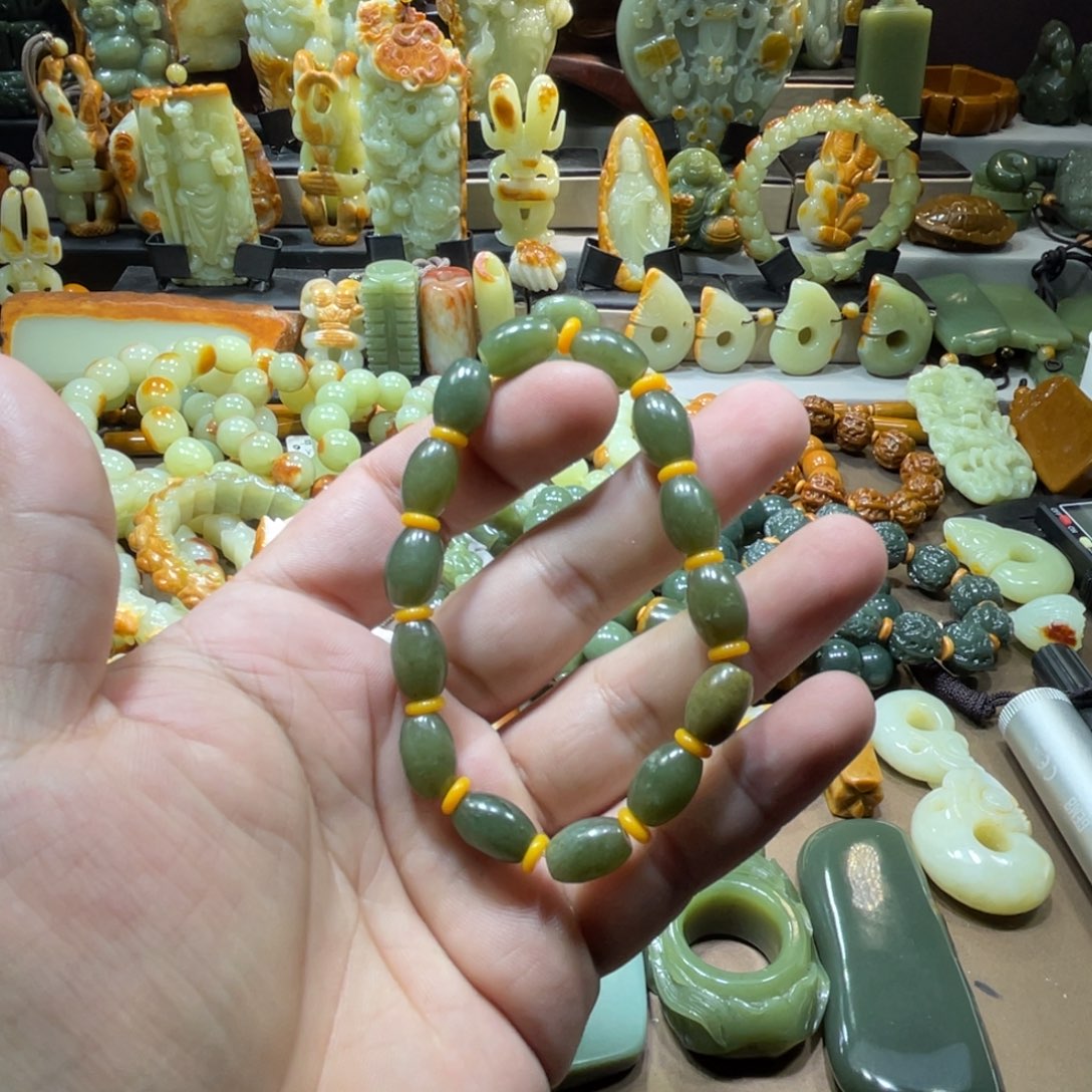 透闪石质玉未镶嵌珠宝奇石