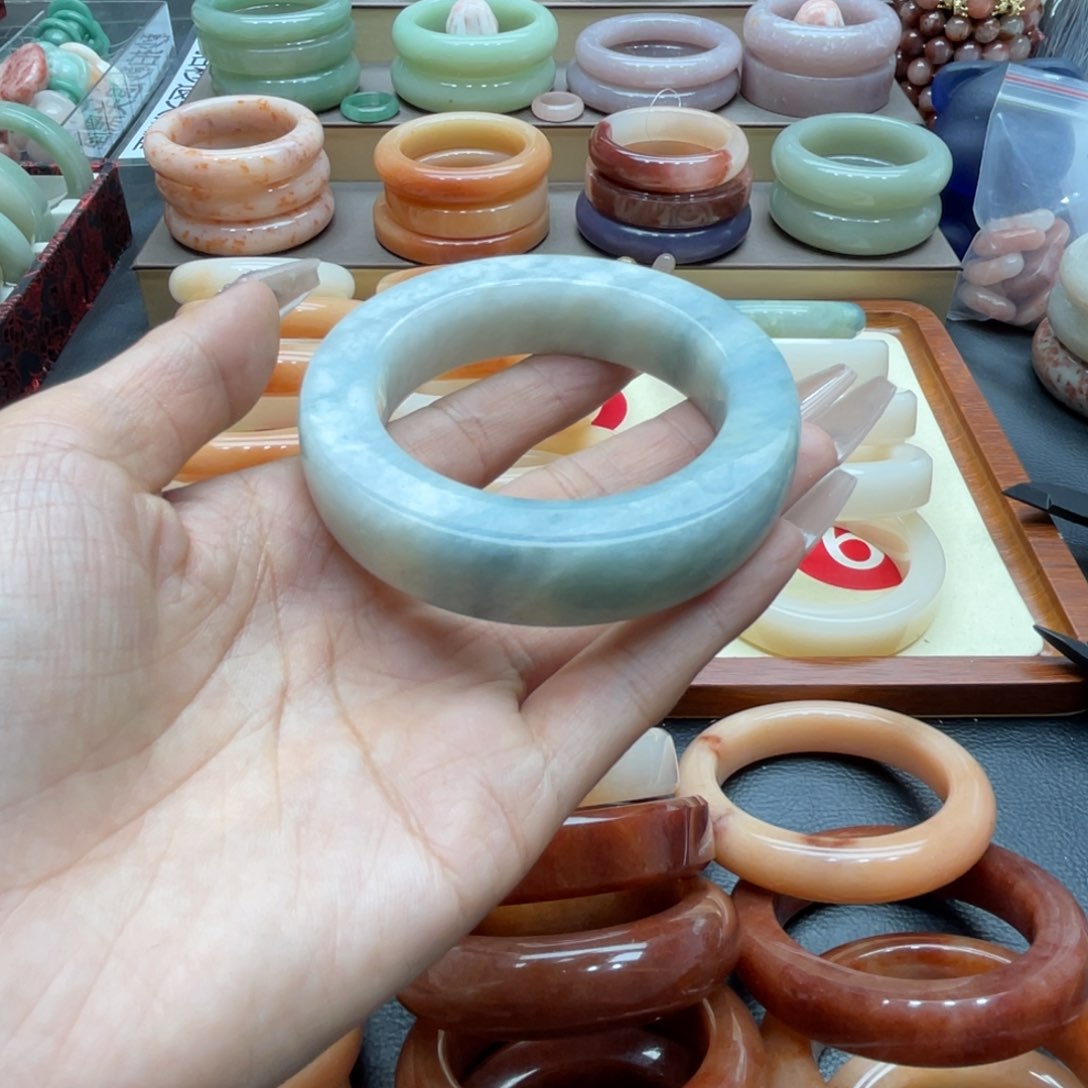 石英质玉手镯未镶嵌玫***?