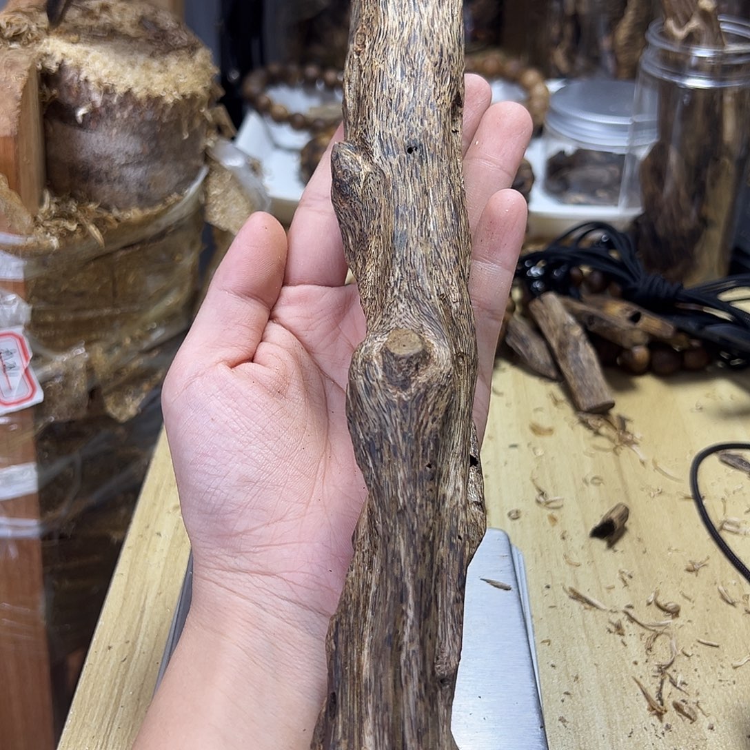 石***史木绿奇楠虫漏原材料103克