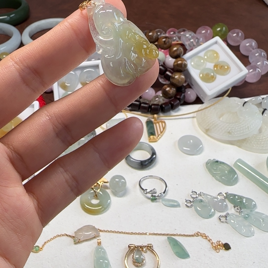 翡翠18K金镶嵌颈饰冰黄如意