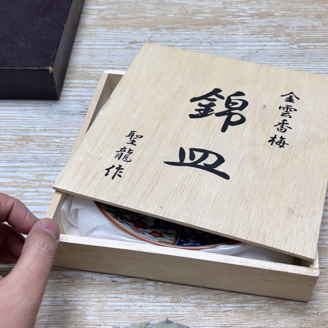 瓷片暗**影密密麻麻地排列着一个