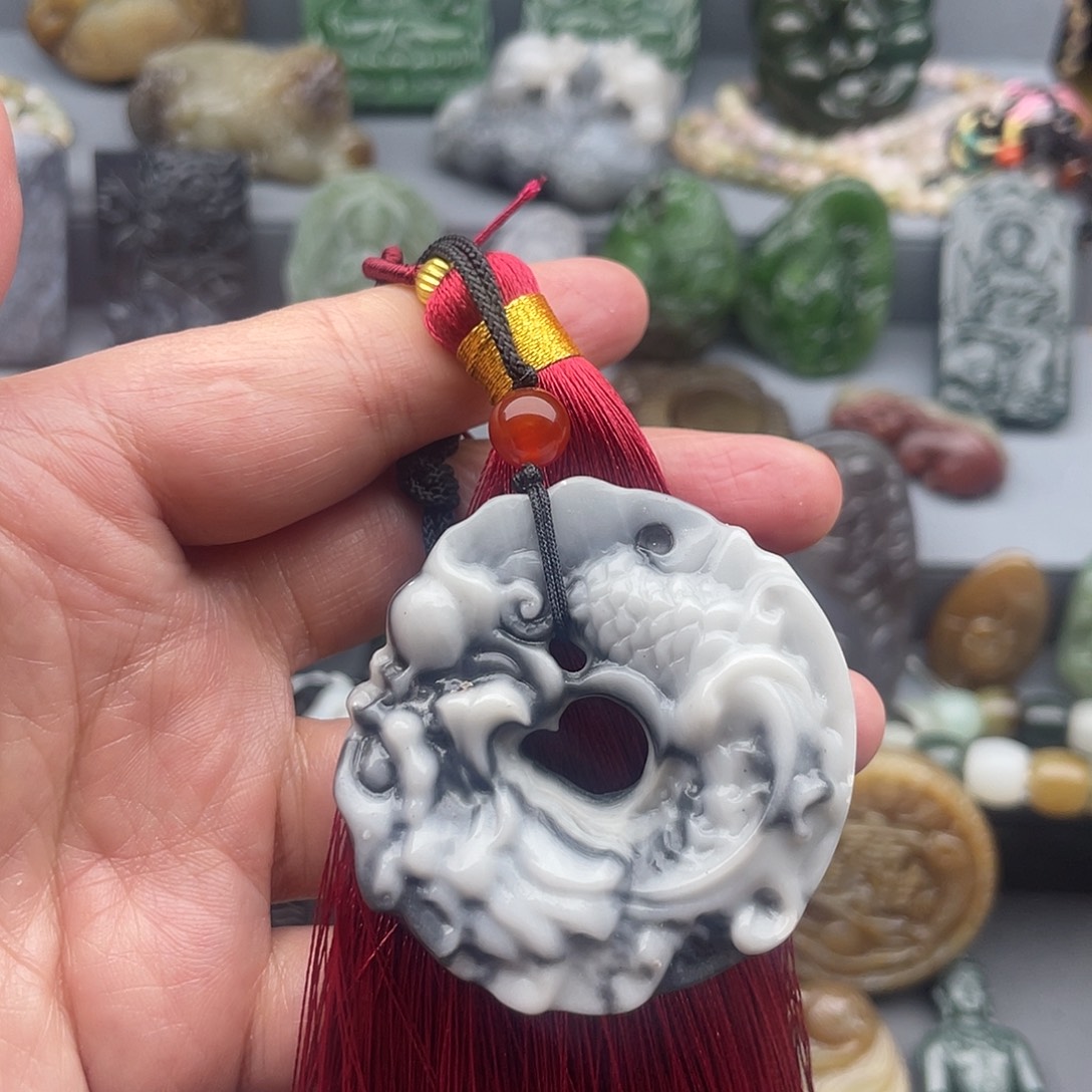 定***山和田玉未镶嵌颈饰