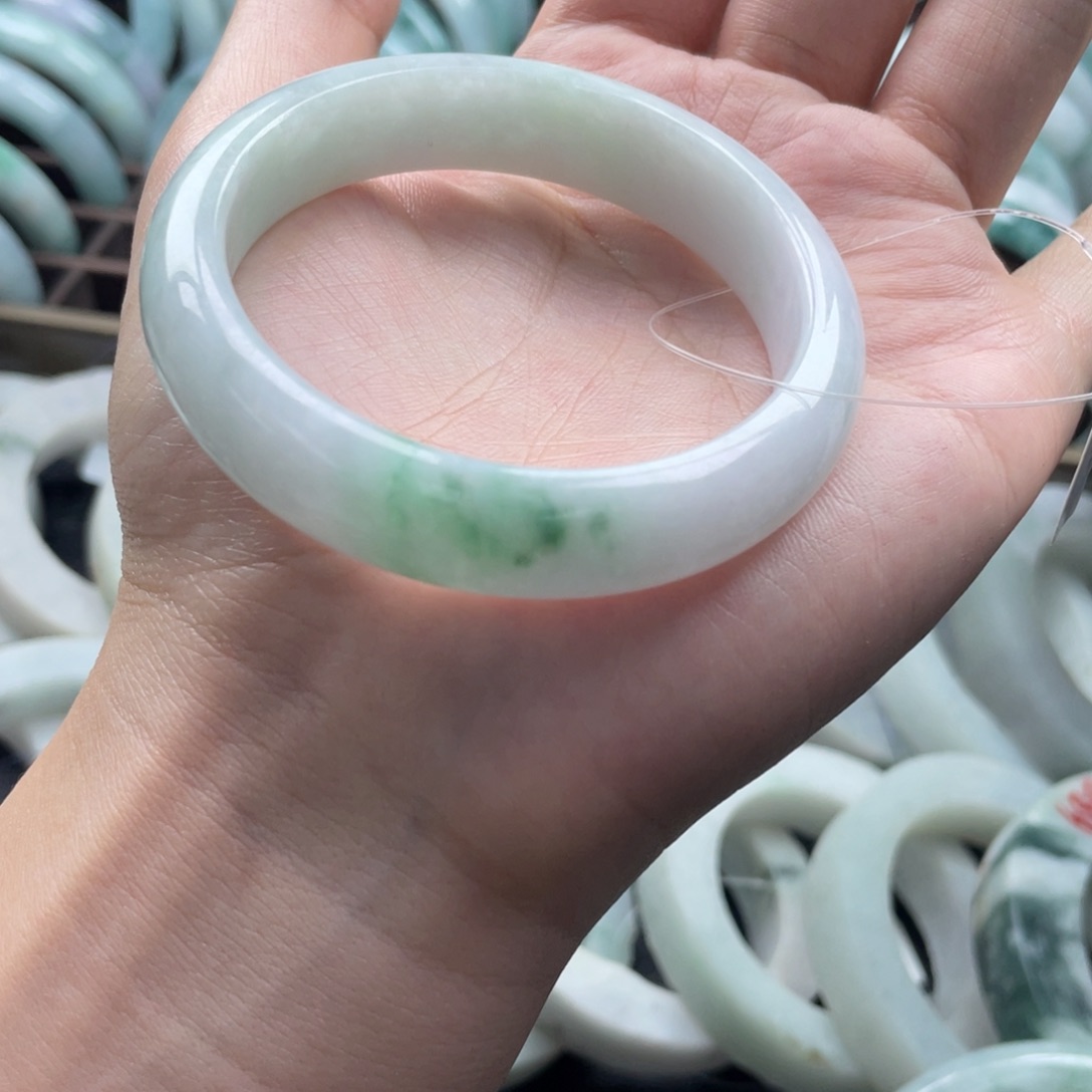 翡翠手镯未镶嵌翡翠