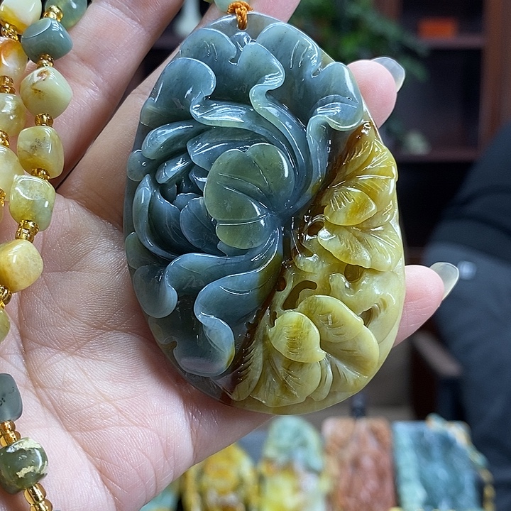 蛇纹石玉未镶嵌颈饰