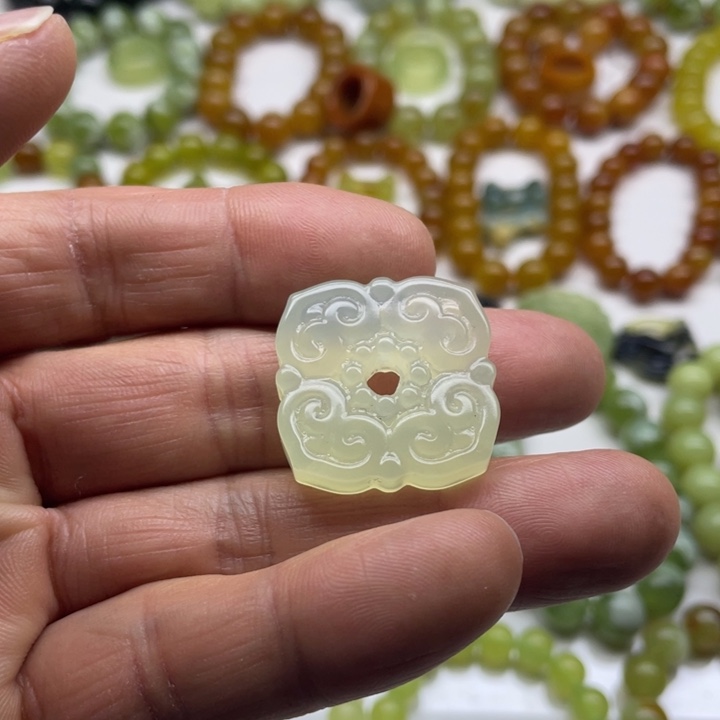 蛇纹石玉吊坠未镶嵌