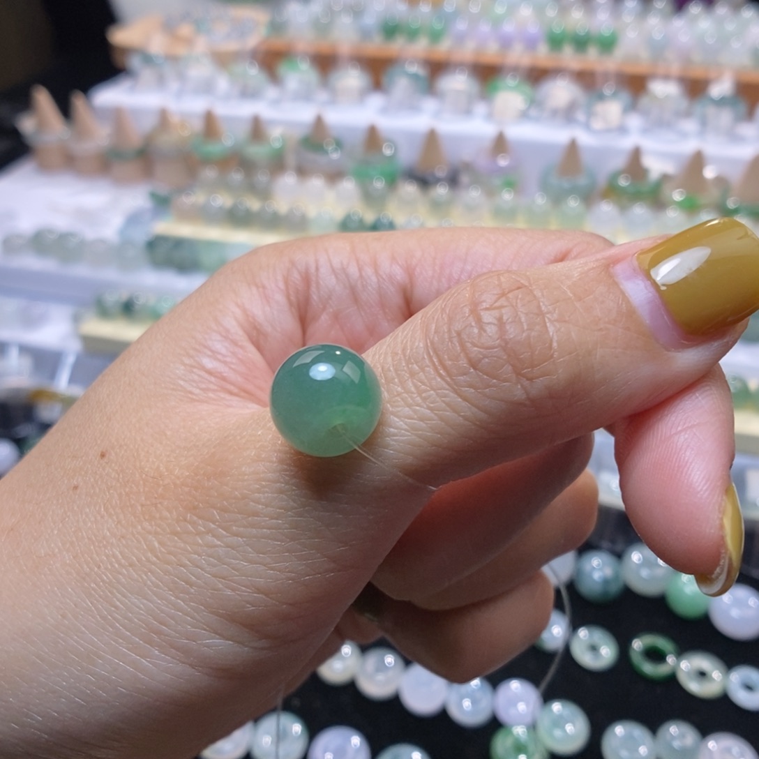 翡翠未镶嵌颈饰甜绿