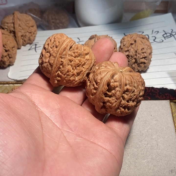 文玩核桃把件就****啤核桃