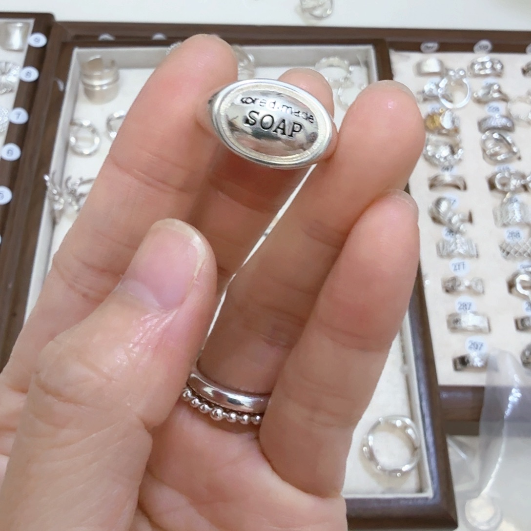 爱****925银英文字母元宝戒指