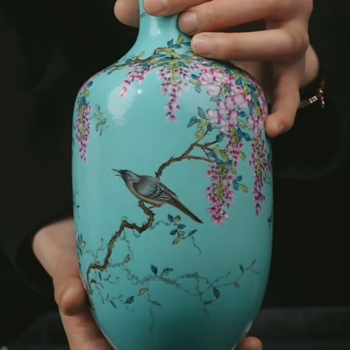 M松石绿地粉彩花鸟纹赏瓶