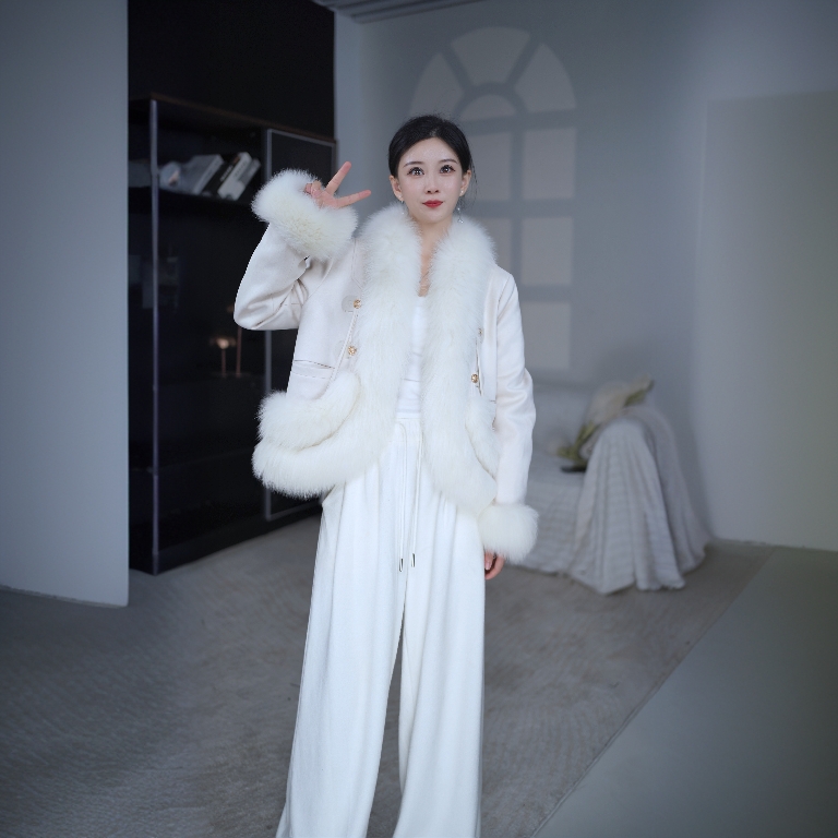 2025年新款90零白鹅绒拼接绵羊皮狐狸毛领皮毛一体女装冬季网红款