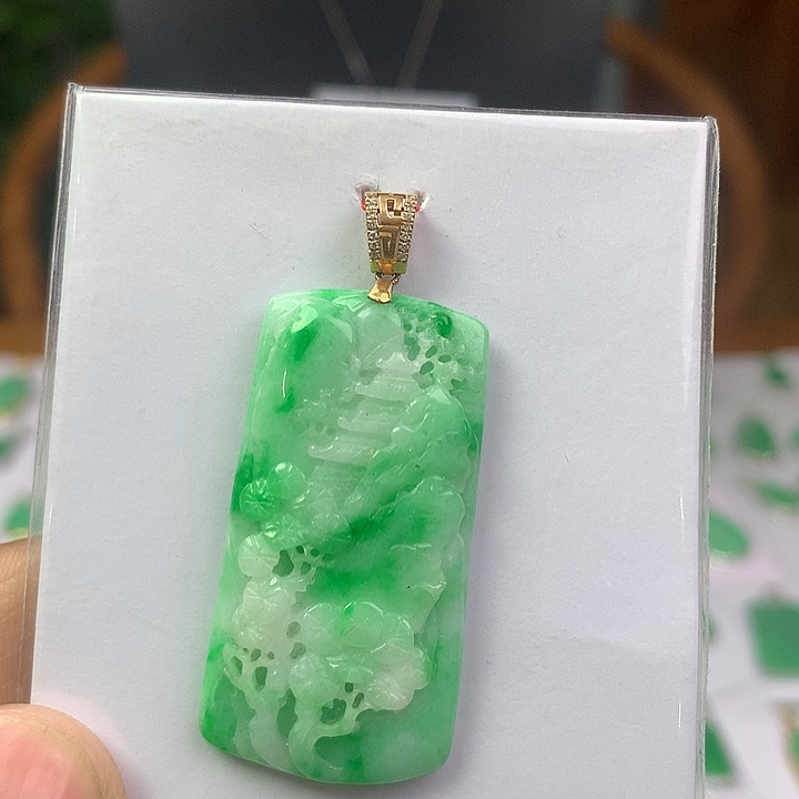 翡翠18K金镶嵌颈饰