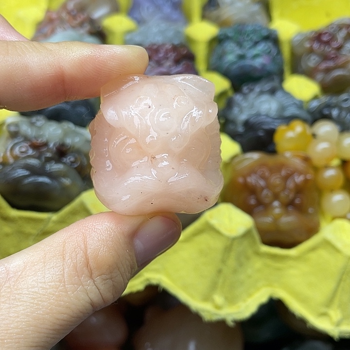 石英岩玉未镶嵌醒狮佘太翠冰粉醒狮