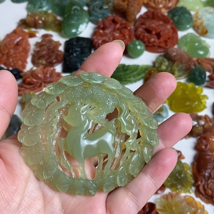 蛇纹石玉颈饰未镶嵌