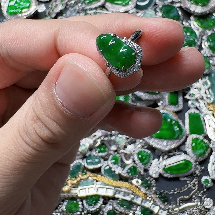 翡翠颈饰未镶嵌天然A货翡翠放漏