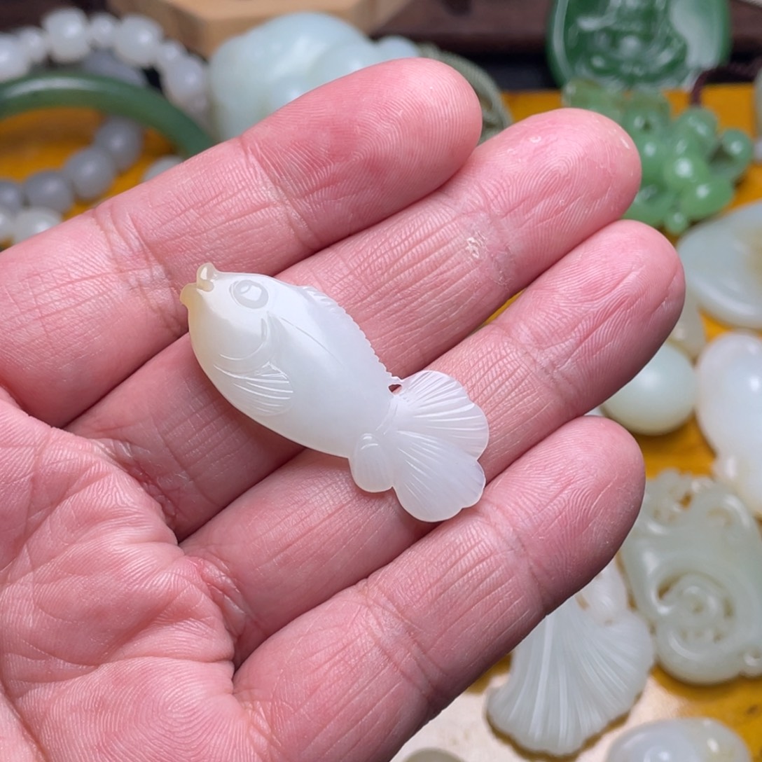 s***语和田玉未镶嵌颈饰