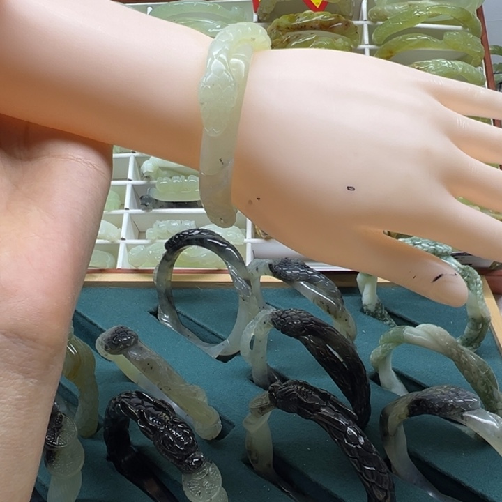 M***.蛇纹石玉未镶嵌手镯