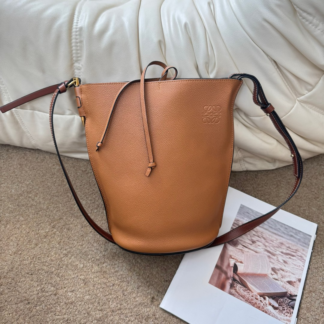 95新 LOEWE/罗意威 Loewe 焦糖色 牛皮 gate水桶单肩包/623080462