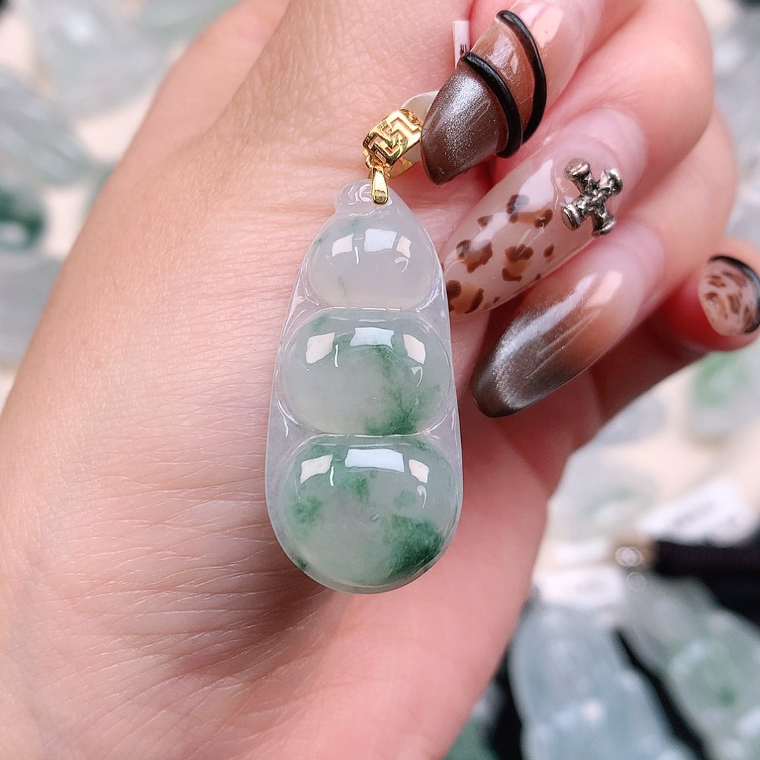 翡翠颈饰18K金镶嵌飘花豆32.5、16、5.5