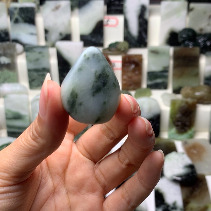 独山玉未镶嵌颈饰