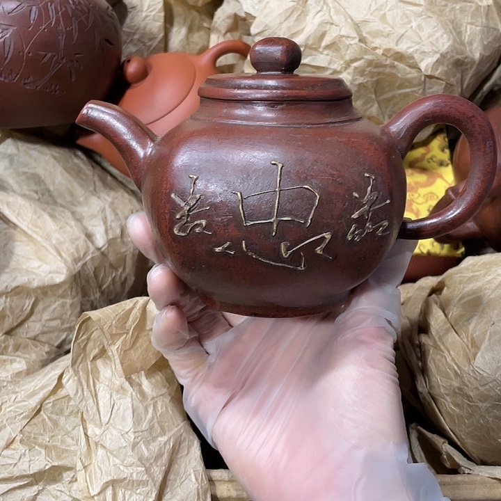 紫砂茶壶原矿泥料，手工制作一把紫砂壶。