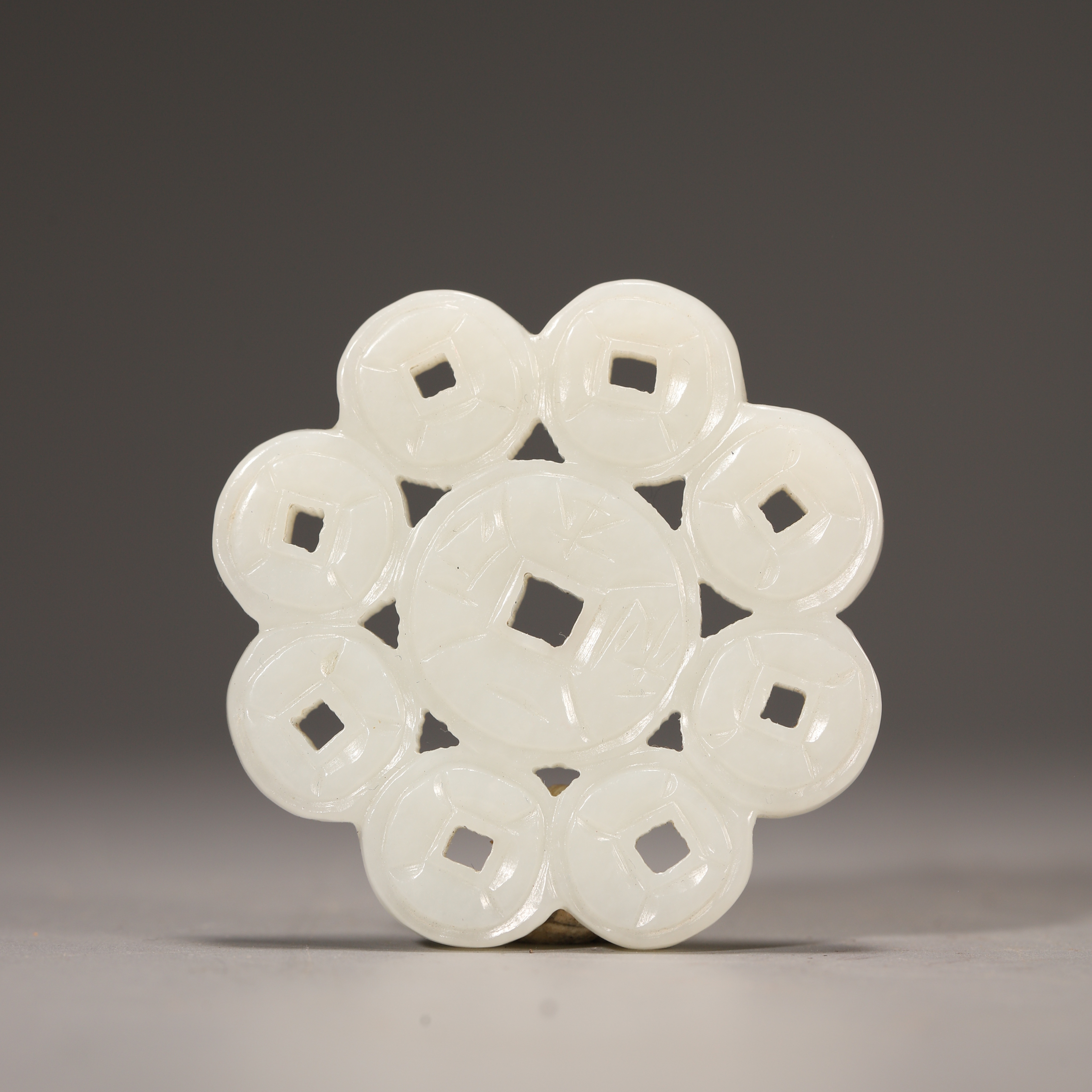 Lot04清代 和田玉雕九钱纹摆件