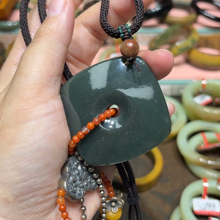 轻***月岫岩老玉（透闪石质玉）未镶嵌手镯