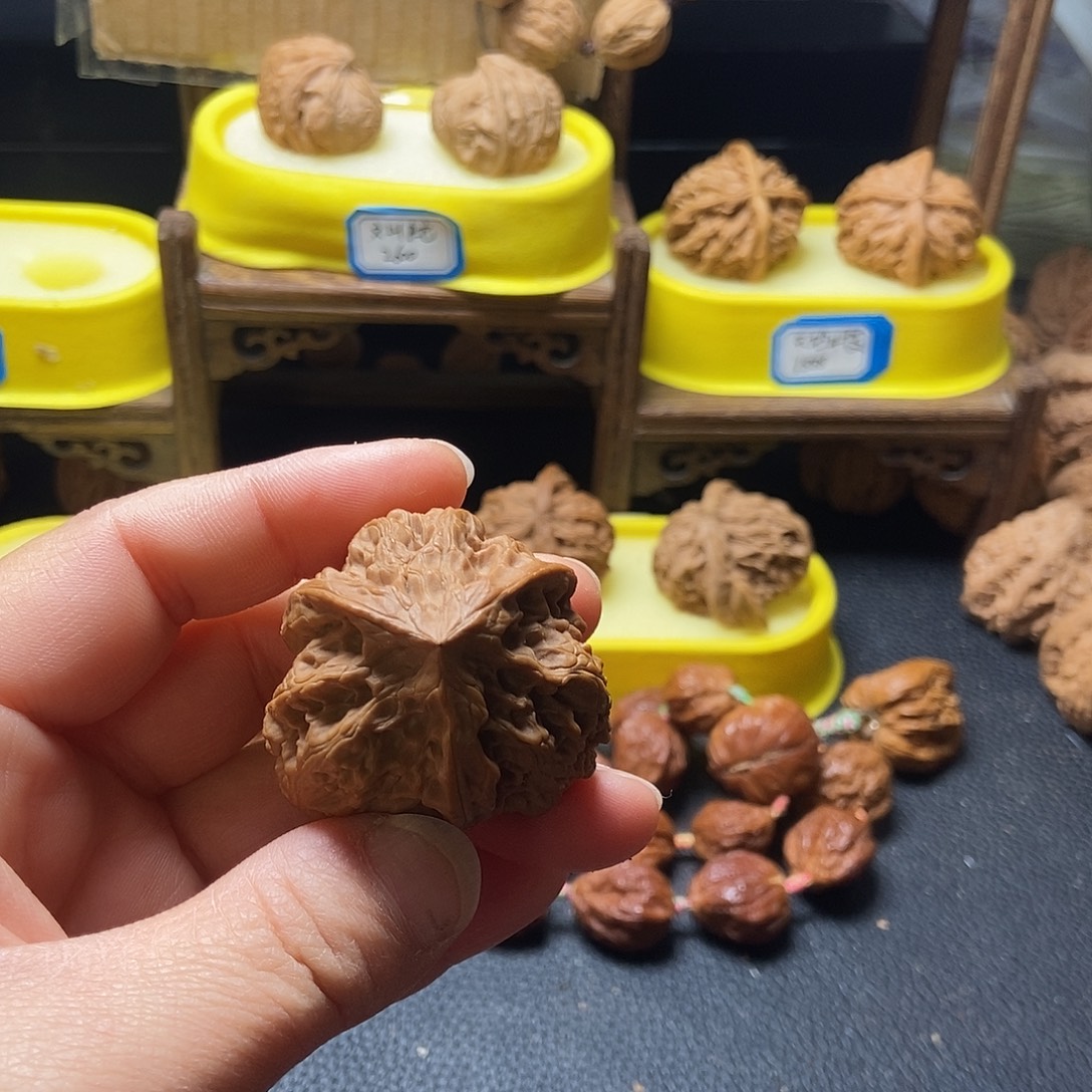 鱼***号文玩核桃吊坠野牛奔