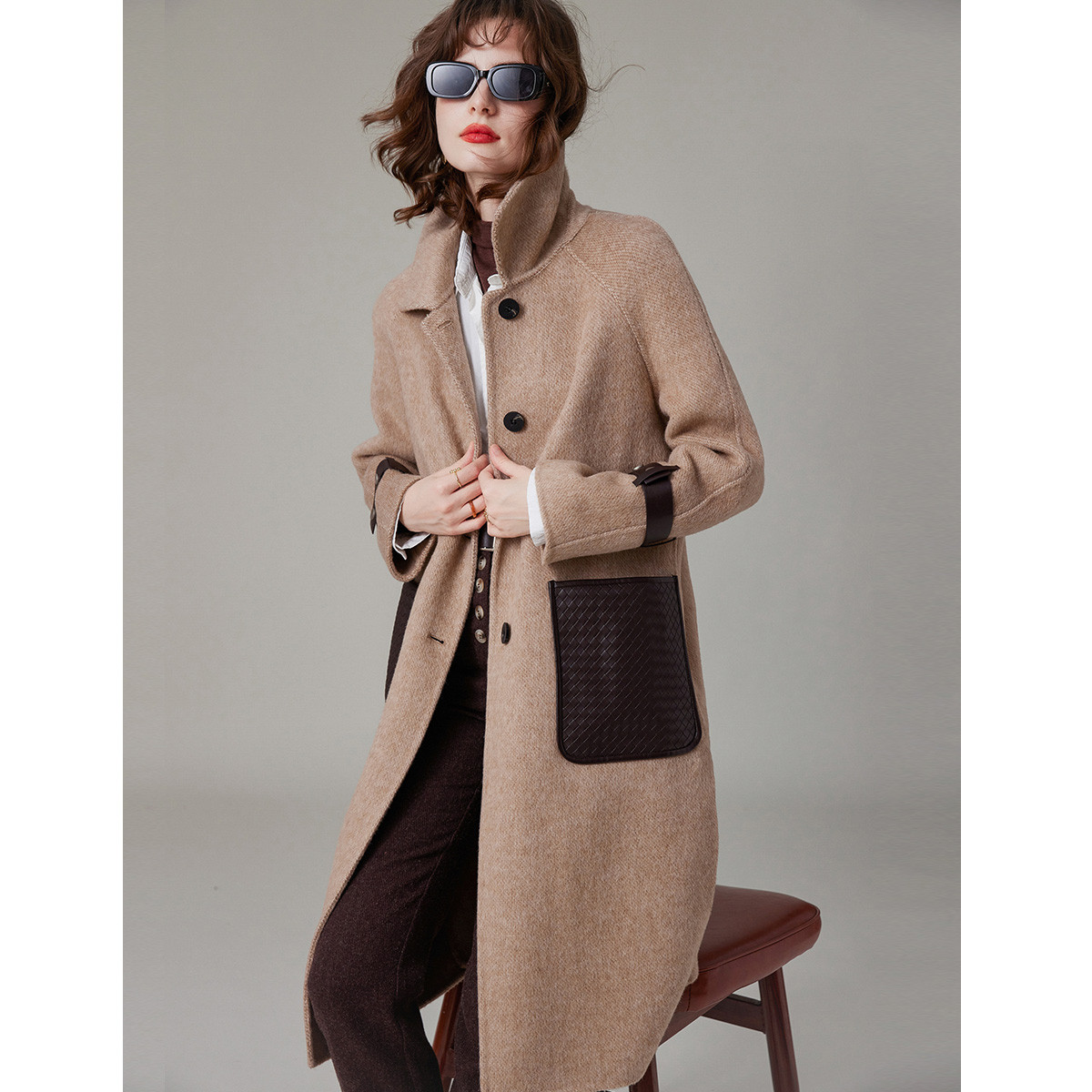 白鹿语秋新款气质小翻领皮革拼接羊毛混纺中长款女装大衣BX30149