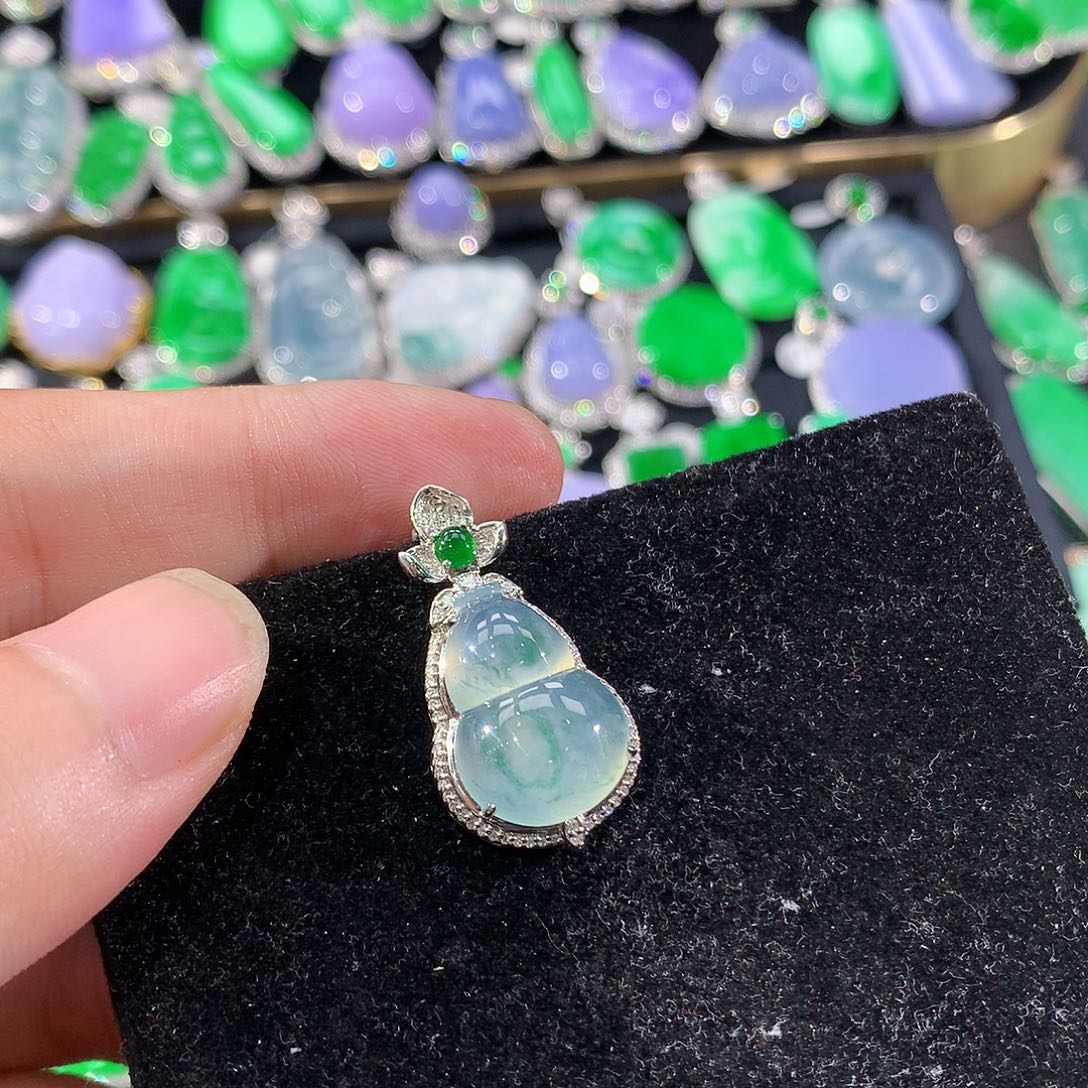 翡翠18K金镶嵌颈饰