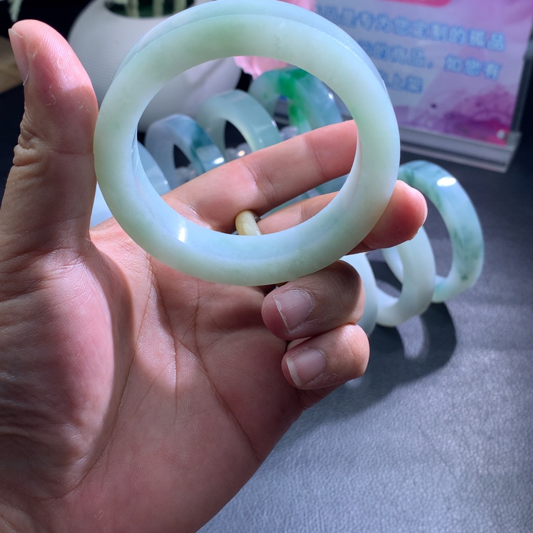 绿***蕉定制翡翠未镶嵌翡翠手镯翡翠