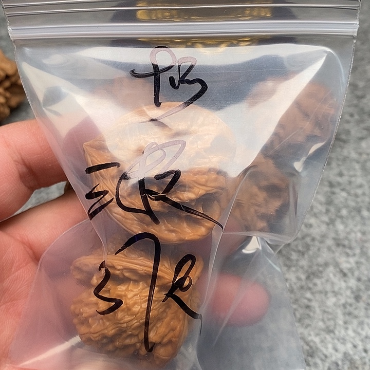 文玩核桃吊坠三棱