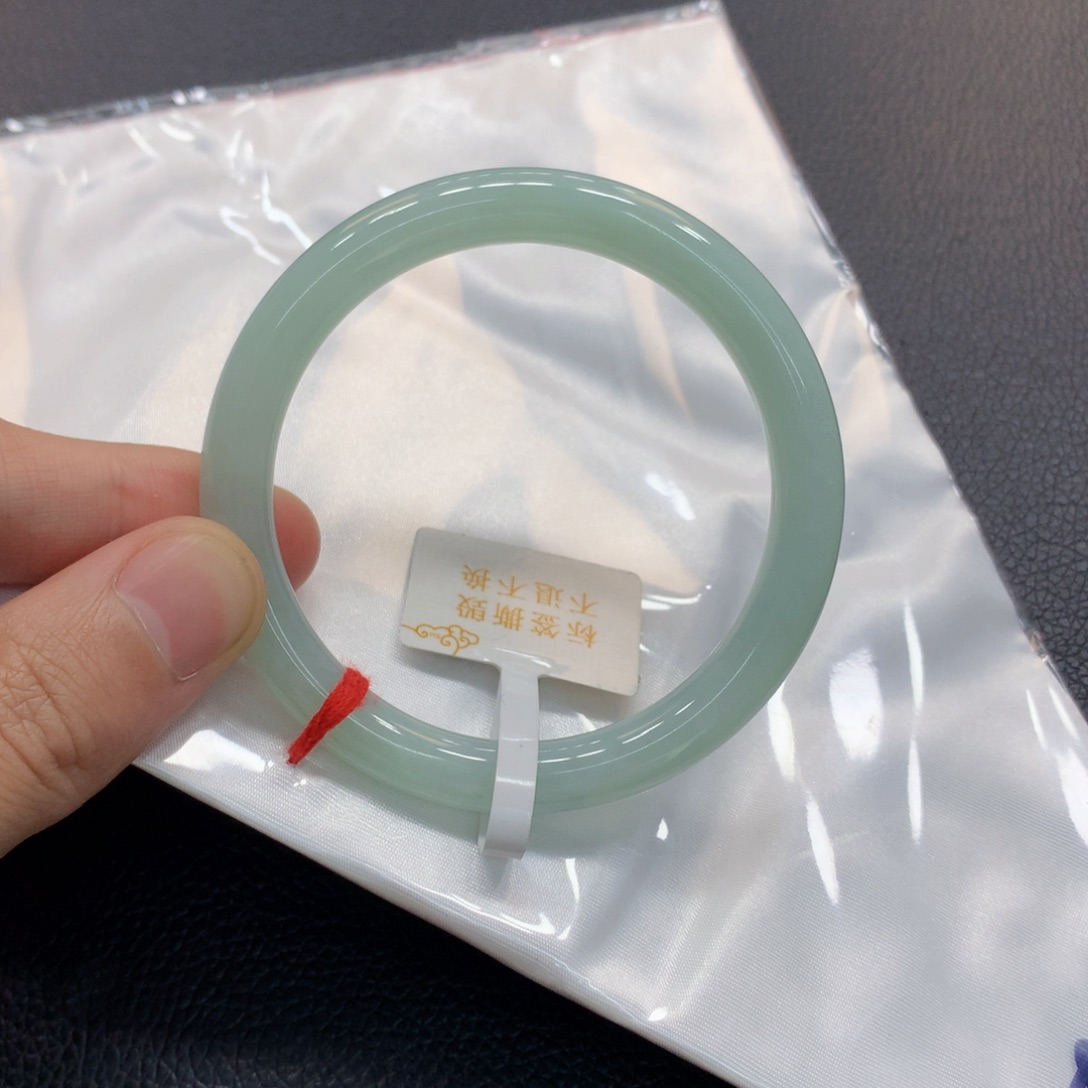 翡翠手镯未镶嵌翡翠