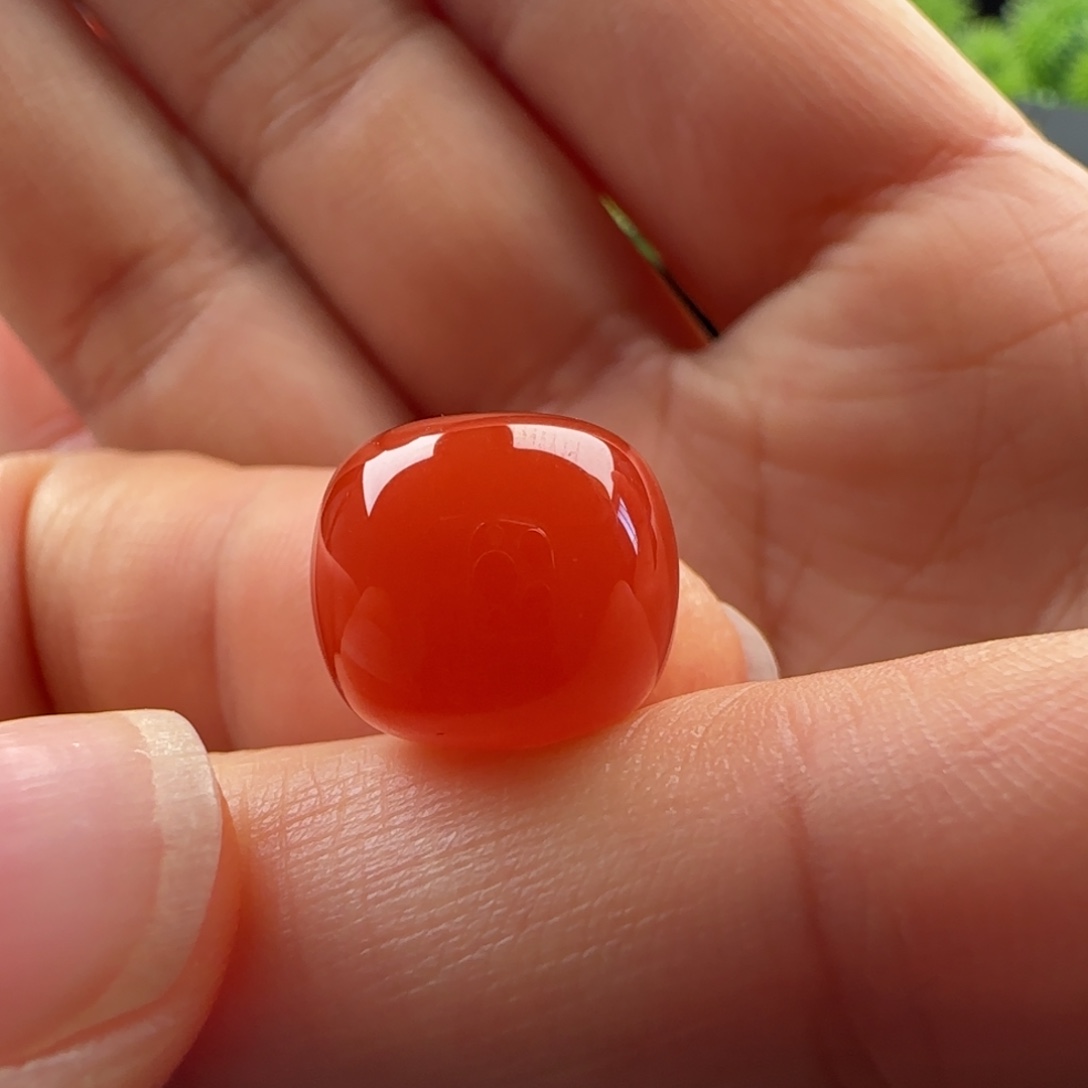 南红玛瑙未镶嵌老型：12.6x10.7柿子红满肉 孔道底部有白纹