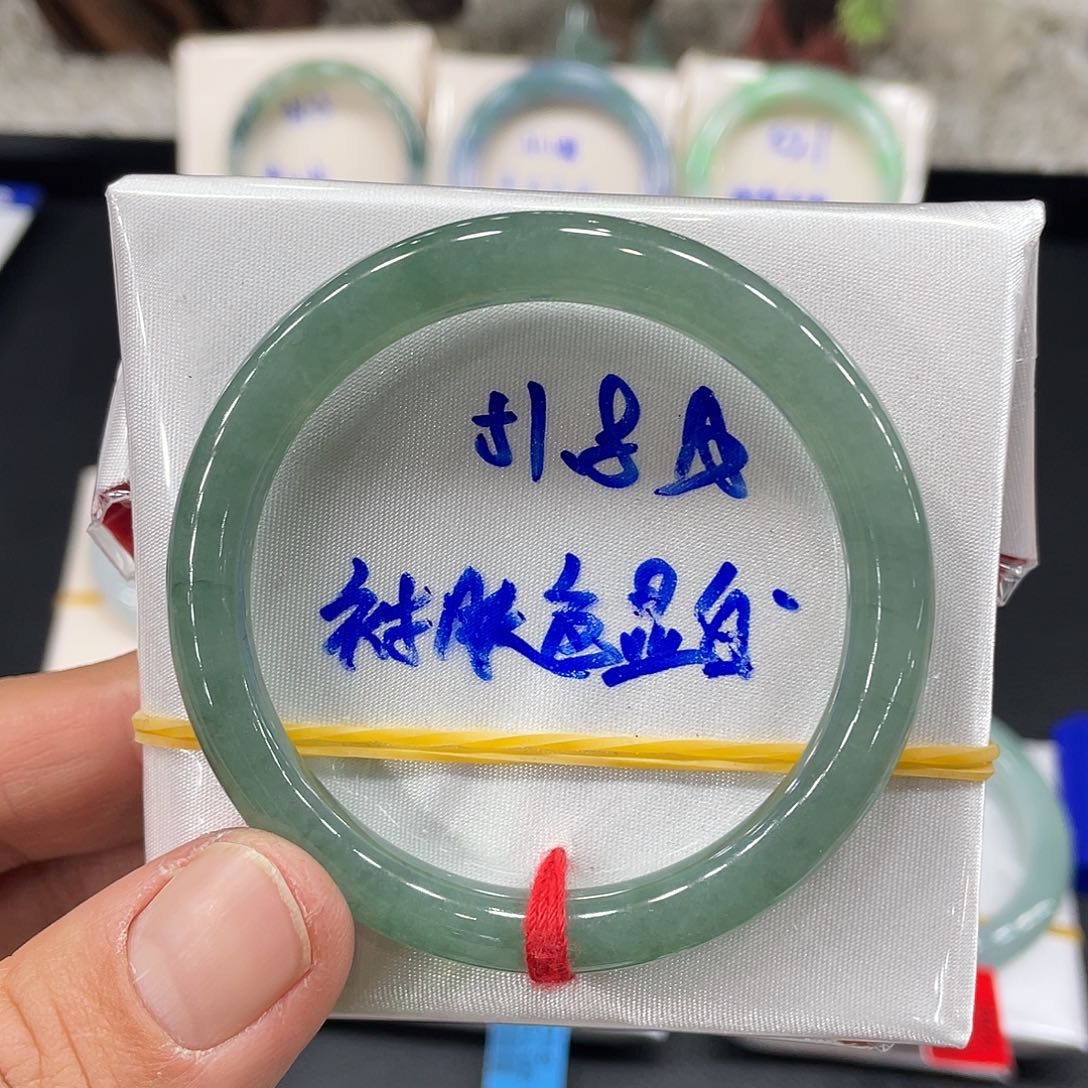 翡翠手镯未镶嵌翡翠
